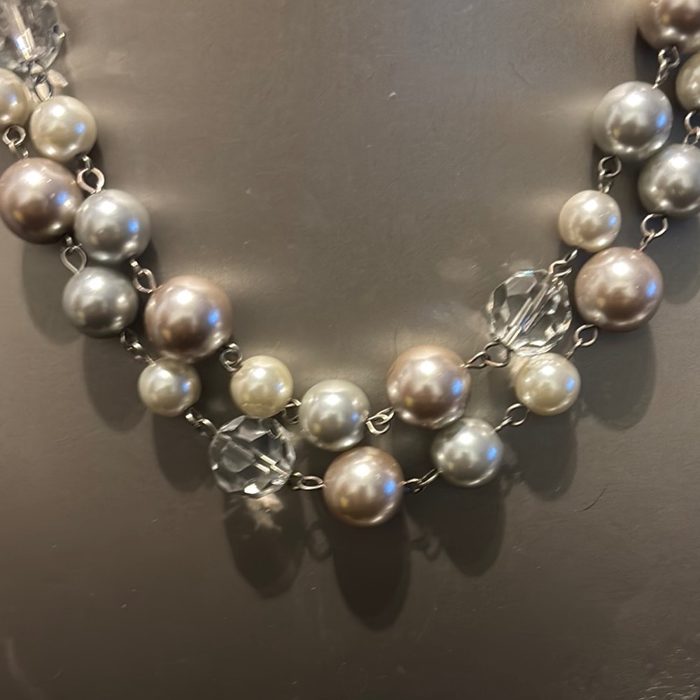 Elegant Pearl and Crystal Necklace